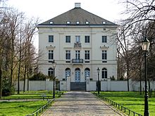 220px-Schloss_Mickeln_Düsseldorf-1